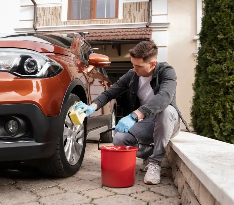 Lavage auto à domicile Pluvigner : professionnel intervenant sur un véhicule